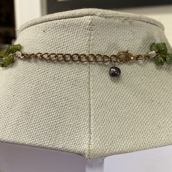 Dyed cultured freshwater Pearl and peridot chip necklace - Picture 9 of 11